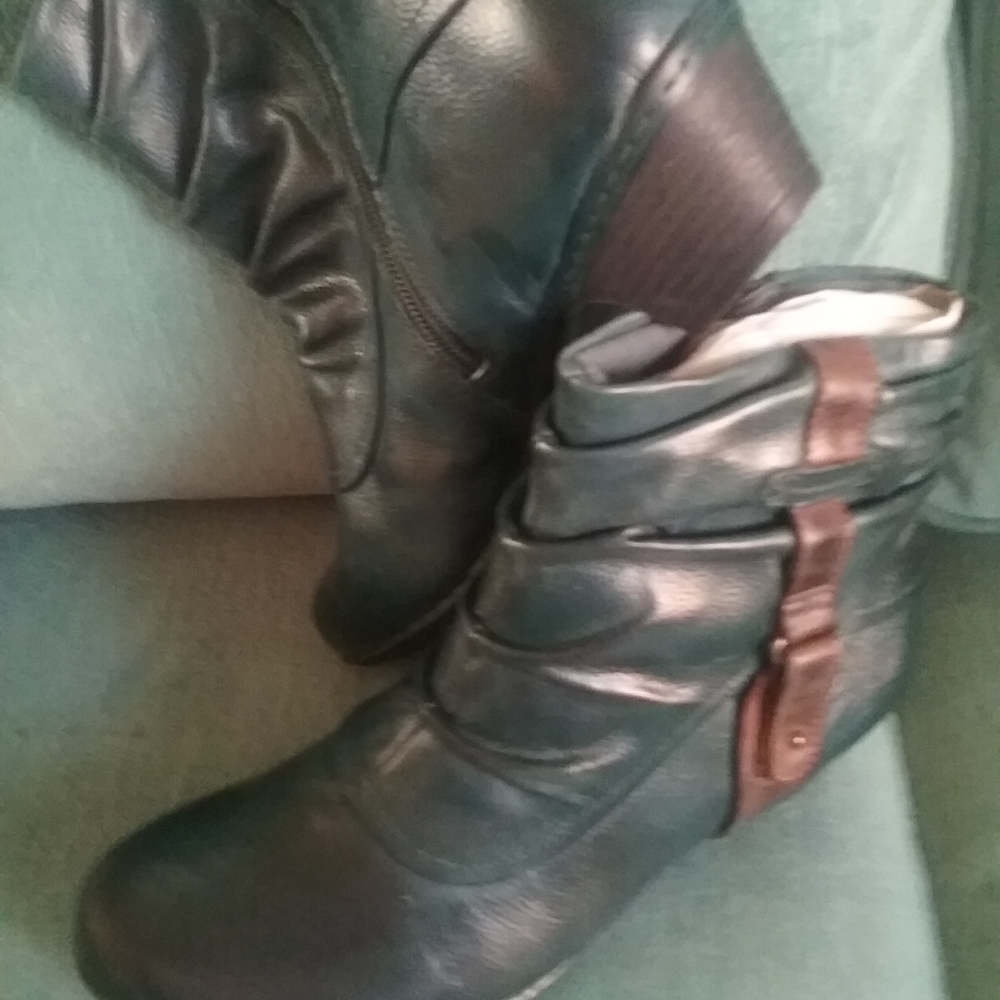 Cobb Hill Leather Booties 9.5M